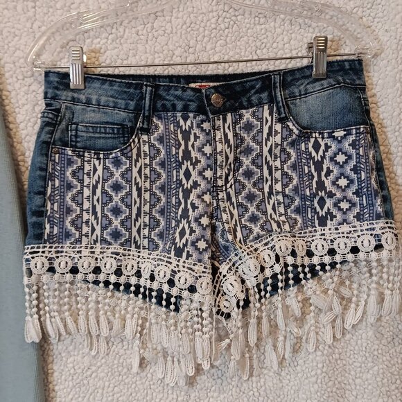 L.E.I. Ashley Low Rise Junior Size 9 Lace Fringe Shorts & Shein Medium Crop Top - Picture 11 of 16